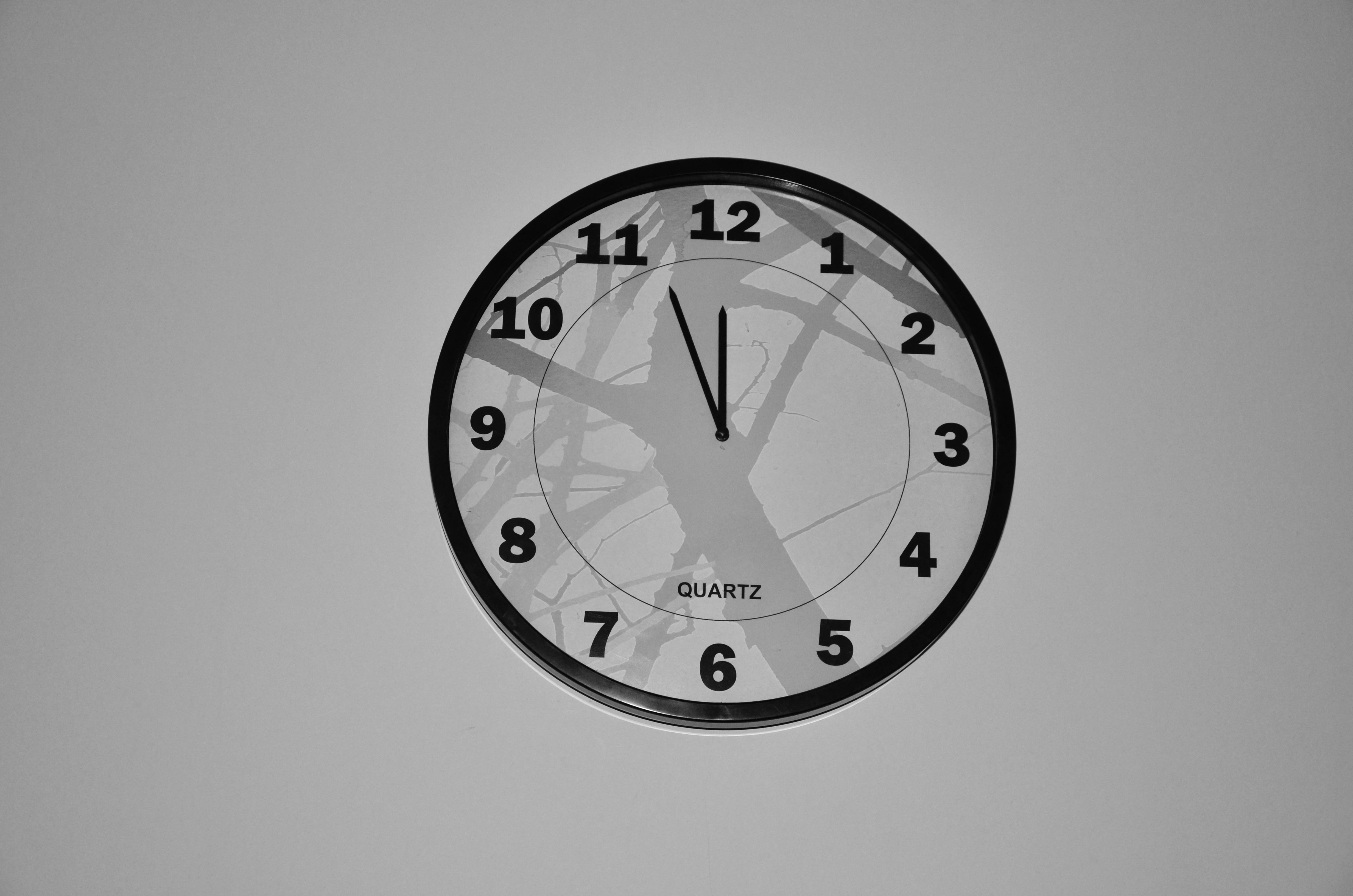 Картинка часы на телефон. Часы черно белые. Обои с часами. Обои на рабочий стол часы. Часы на черном фоне.